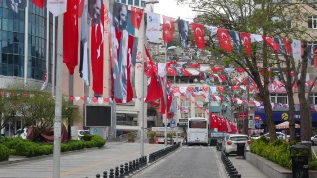 İzmit'te cadde ve sokaklar boş kaldı