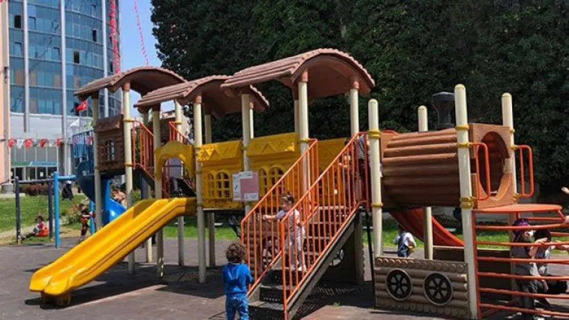 İzmit'te çocuklar günler sonra parkların tadını çıkardı