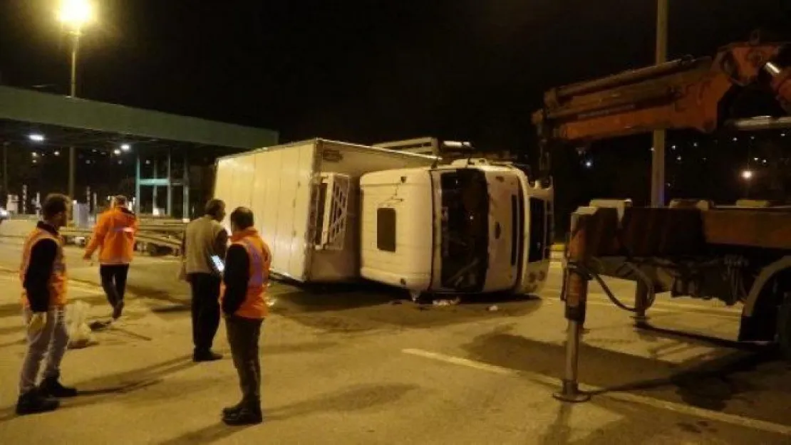 İzmit'te gişelere çarpan kamyon devrildi!