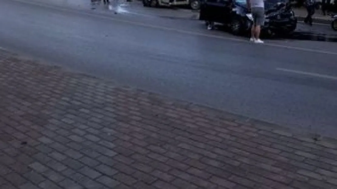 İzmit'te kaza! Hafif ticari araç ile otomobil çarpıştı