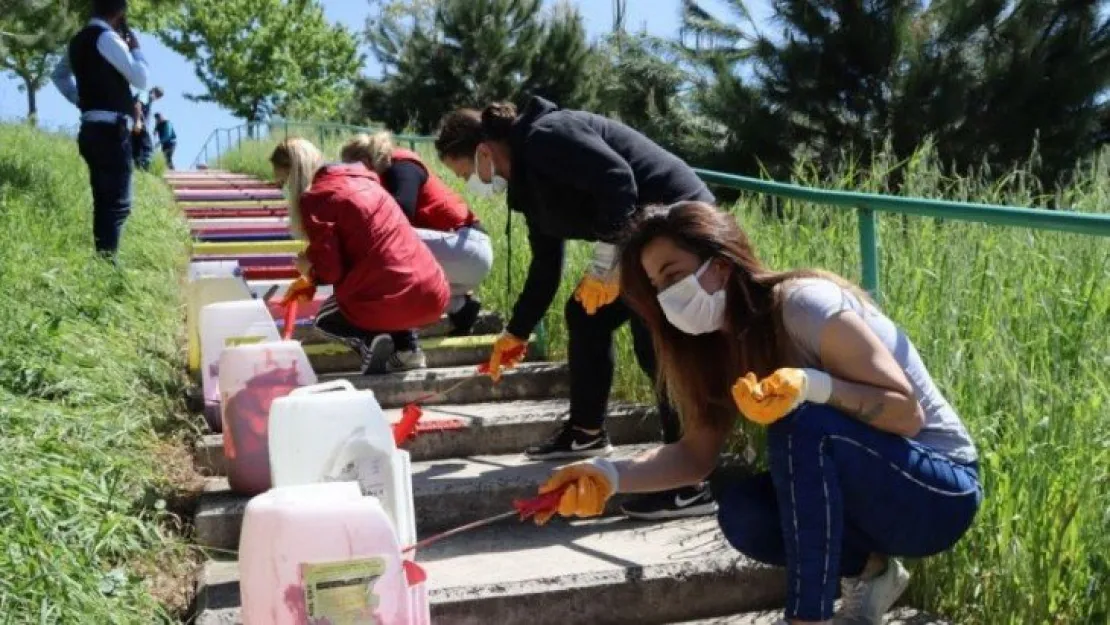 İzmit'te merdivenler renkleniyor