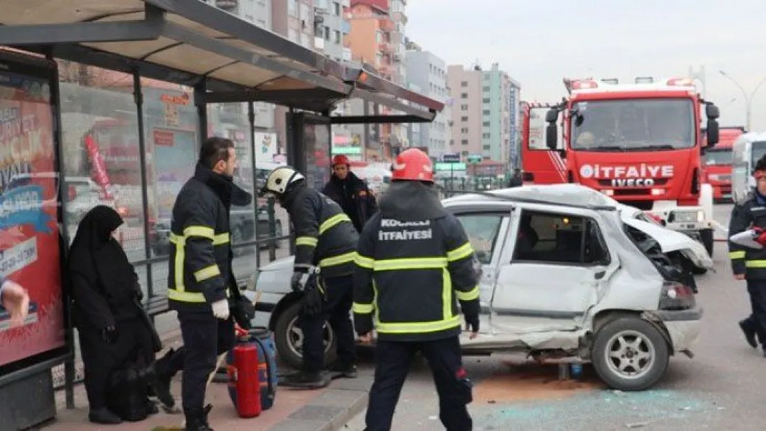 İzmit'te otobüse çarpıp durağa daldı!