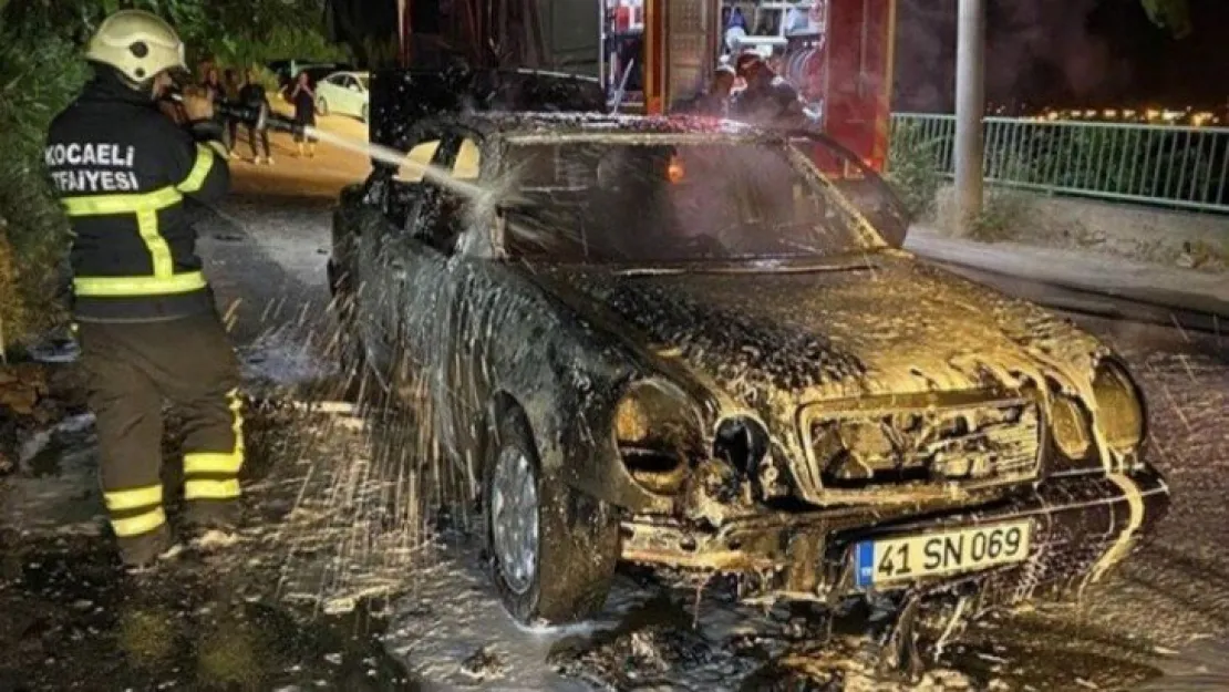 İzmit'te otomobil seyir halindeyken alev alev yandı!