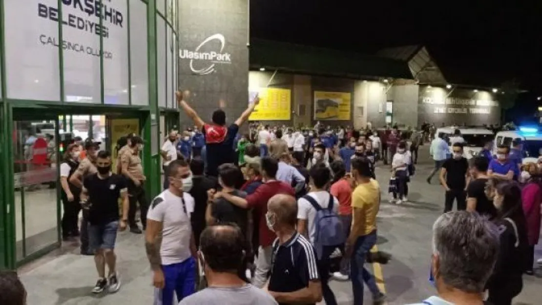 İzmit'te bu gece sosyal mesafe unutuldu!
