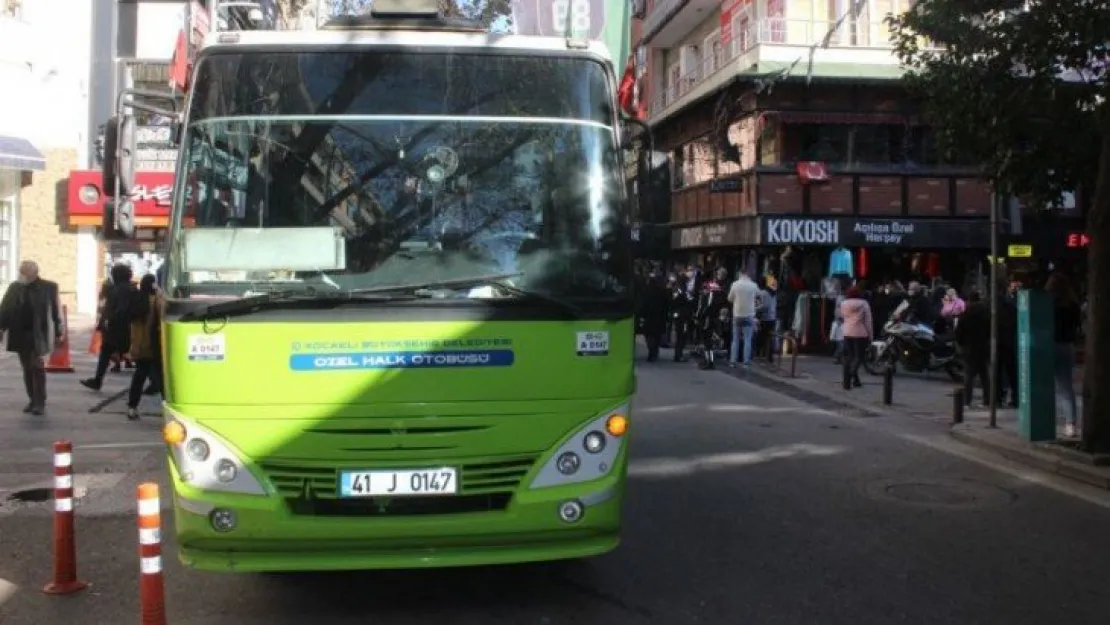 İzmit'te halk otobüsünün çarptığı genç yaralandı
