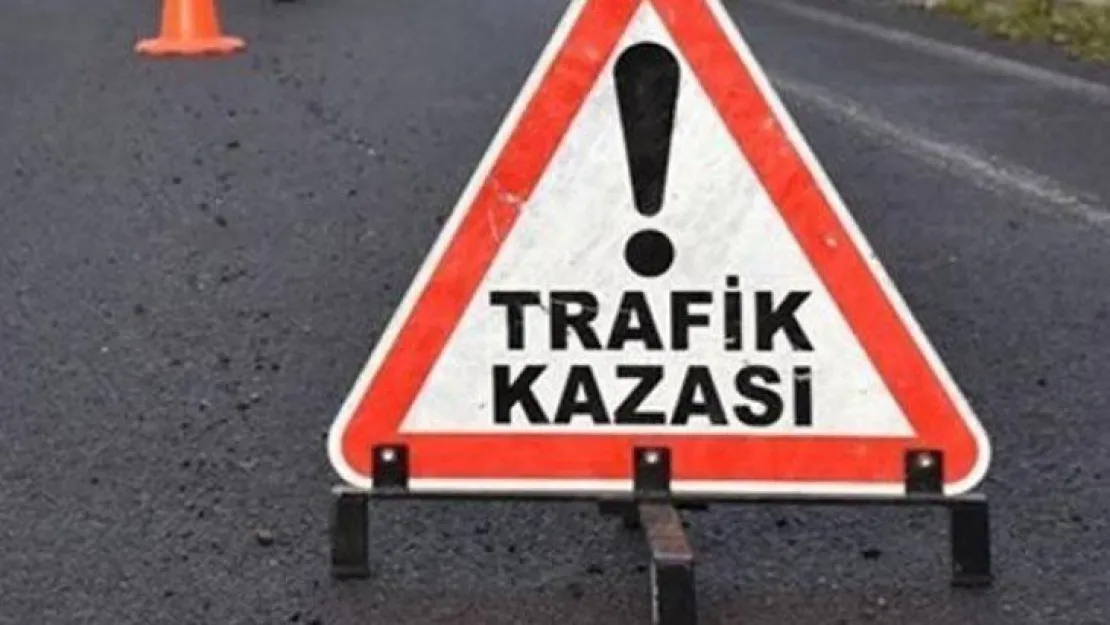 İzmit'te kamyon otomobile çarptı trafik kilitlendi