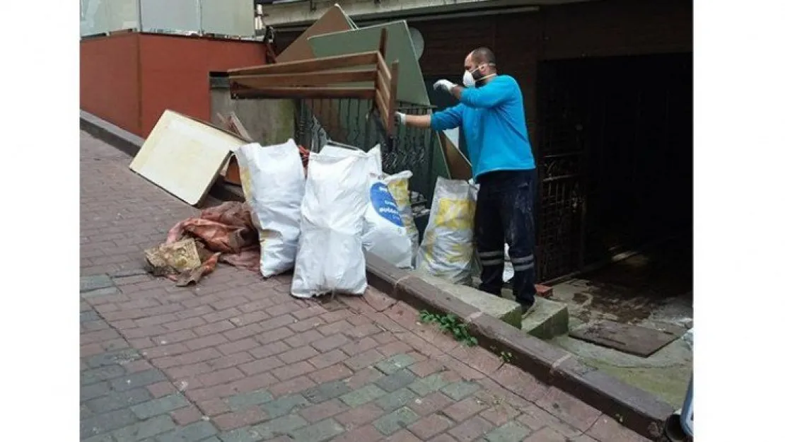 İzmit'te kötü kokuların geldiği binadan çöp ev çıktı!