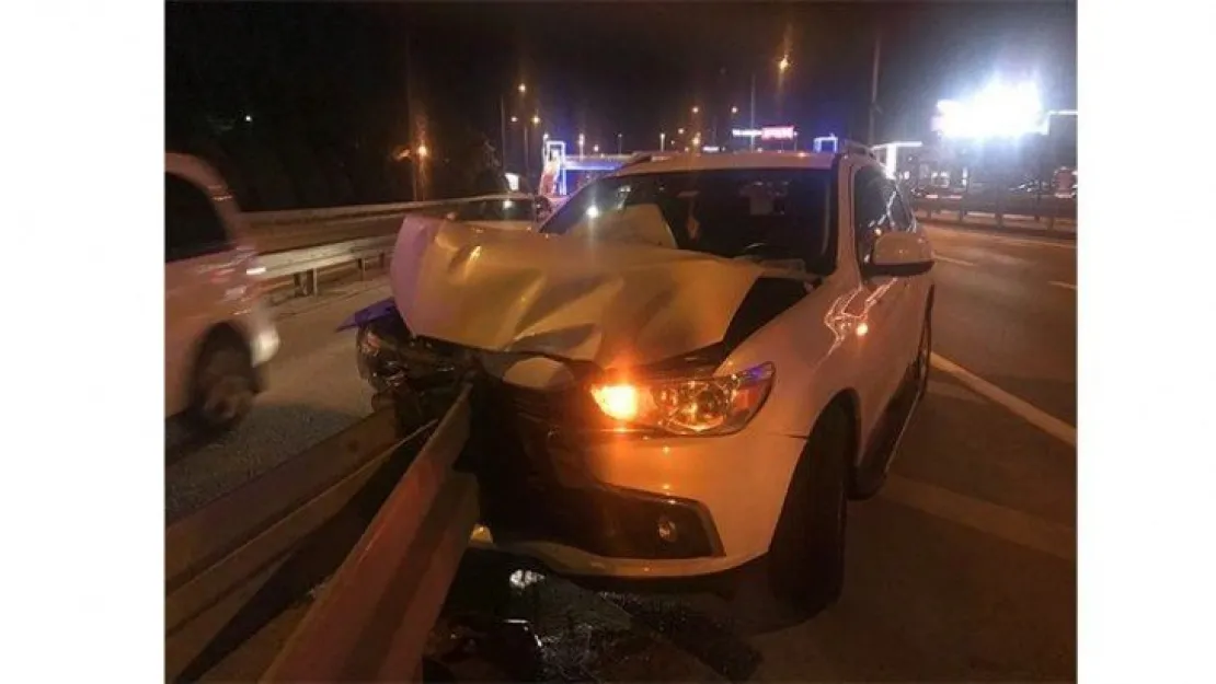 İzmit'te otomobil ok gibi bariyerlere saplandı!