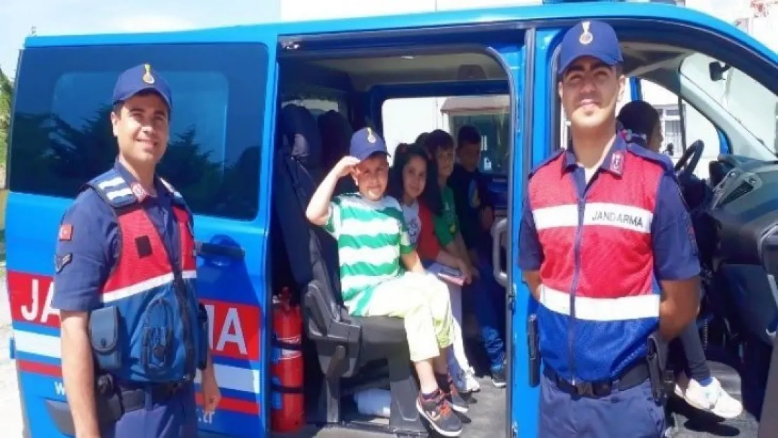 Jandarma ekipleri öğrencilerle buluştu