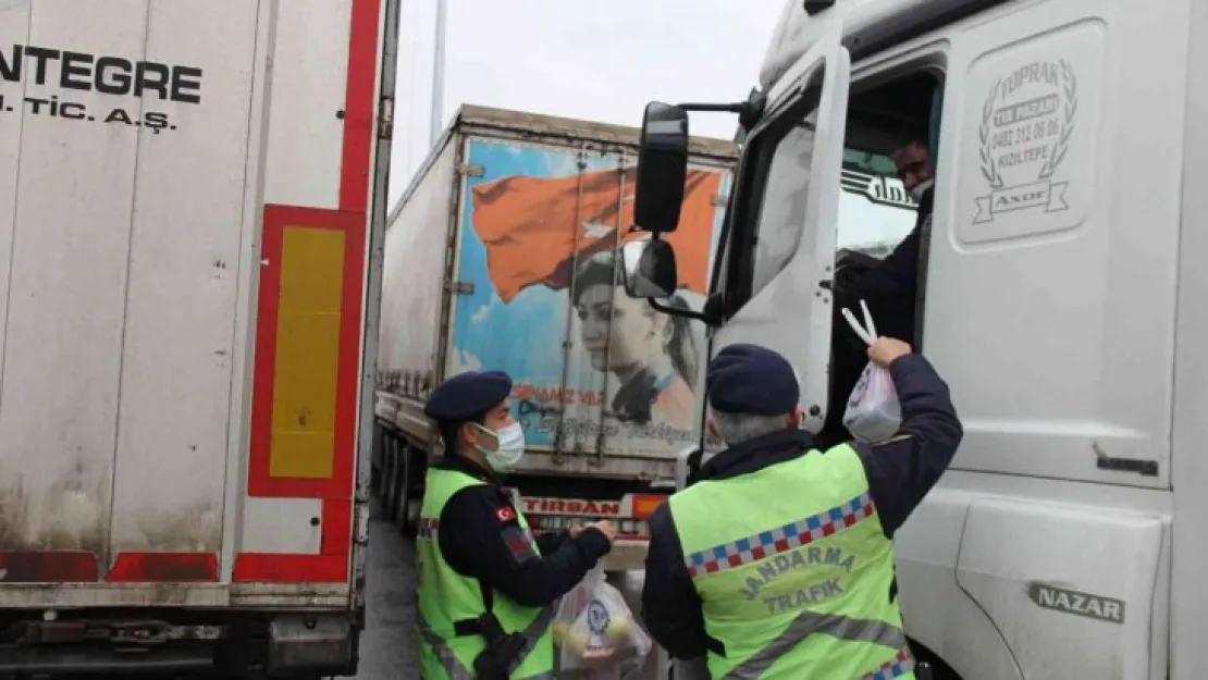 Jandarma ekiplerinden tır sürücülerine kumanya