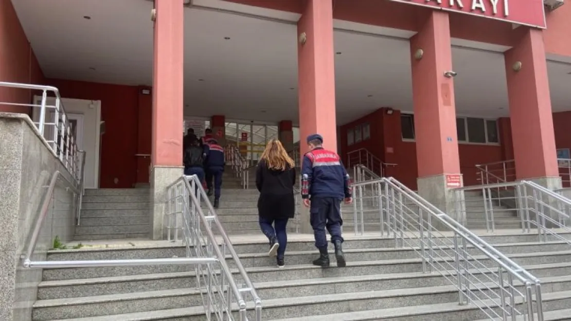 Durdurulan araçtan bin 827 uyuşturucu ele geçirildi: 3 tutuklama!