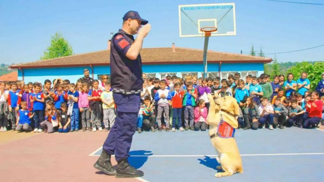 Jandarma öğrencilere eğitim verdi, onlarla fidan dikti