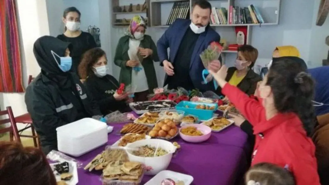Kadın geçmiştir Kadın gelecektir
