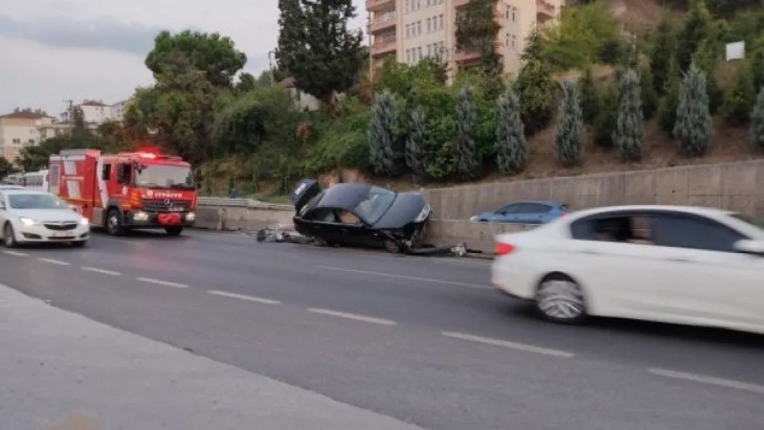 Kadın sürücü tırı sollamak isterken bariyerlere çarptı: 2 yaralı!