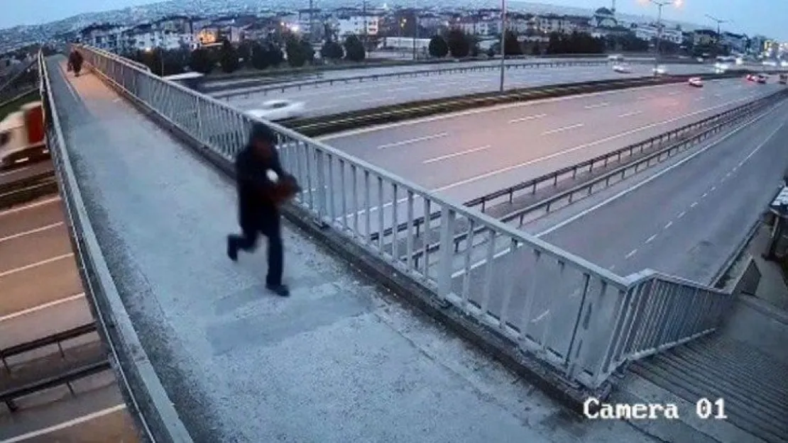 Kadının çantasını gasp etti
