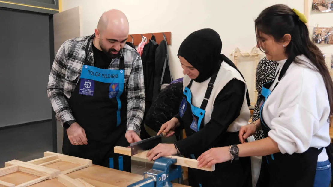 Kadınlar ahşap atölyesinde yeteneklerini keşfediyor