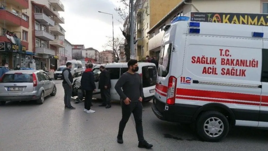 Kafa kafaya çarpışan araçlardan biri yayaya çarptı: 3 yaralı