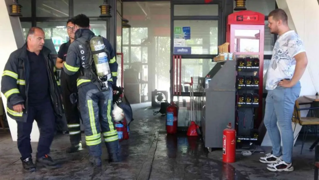 Kafenin mutfağı yandı!