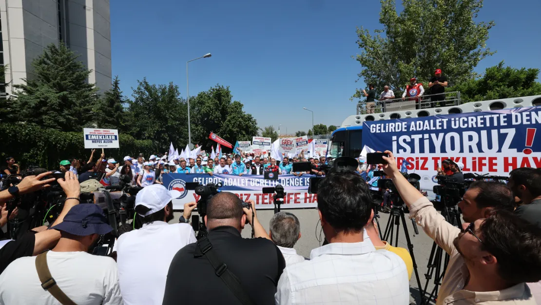 Kamu görevlilerinden iş bırakma eylemi