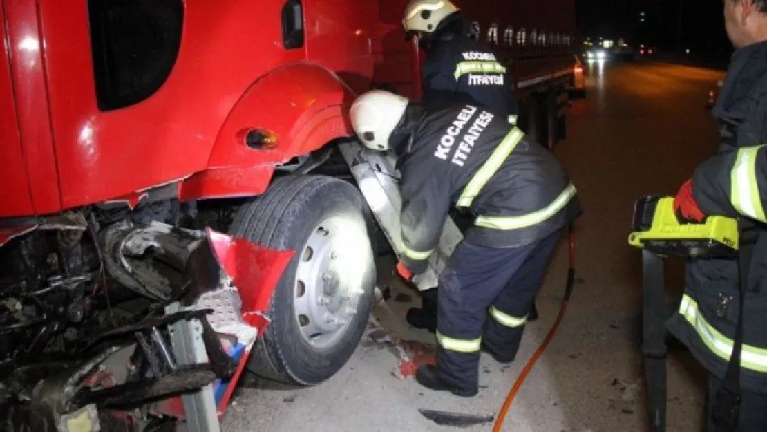 Kamyon bariyerlere saplandı, sürücü yara almadan kurtuldu