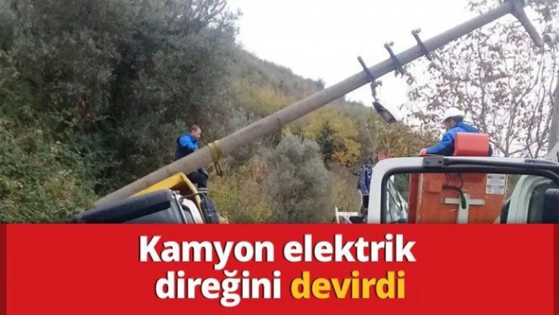 Kamyon elektrik direğini devirdi