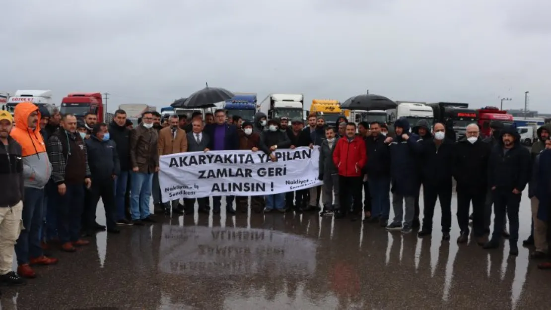 Kamyon ve tır şoförleri kontak kapattı 