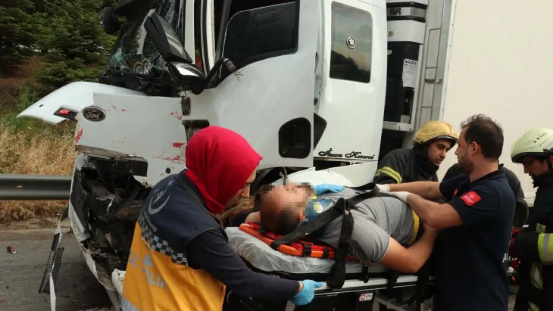 Kamyona arkadan çarpan tırın sürücüsü araçta sıkıştı