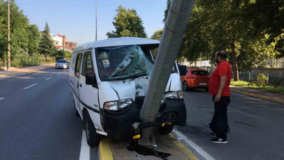 Kamyonet aydınlatma direğine saplandı: 1 yaralı