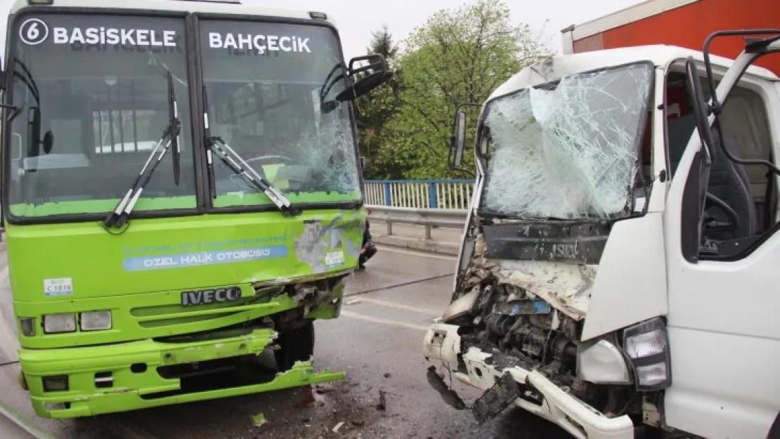 Kamyonet ile halk otobüsü kafa kafaya çarpıştı