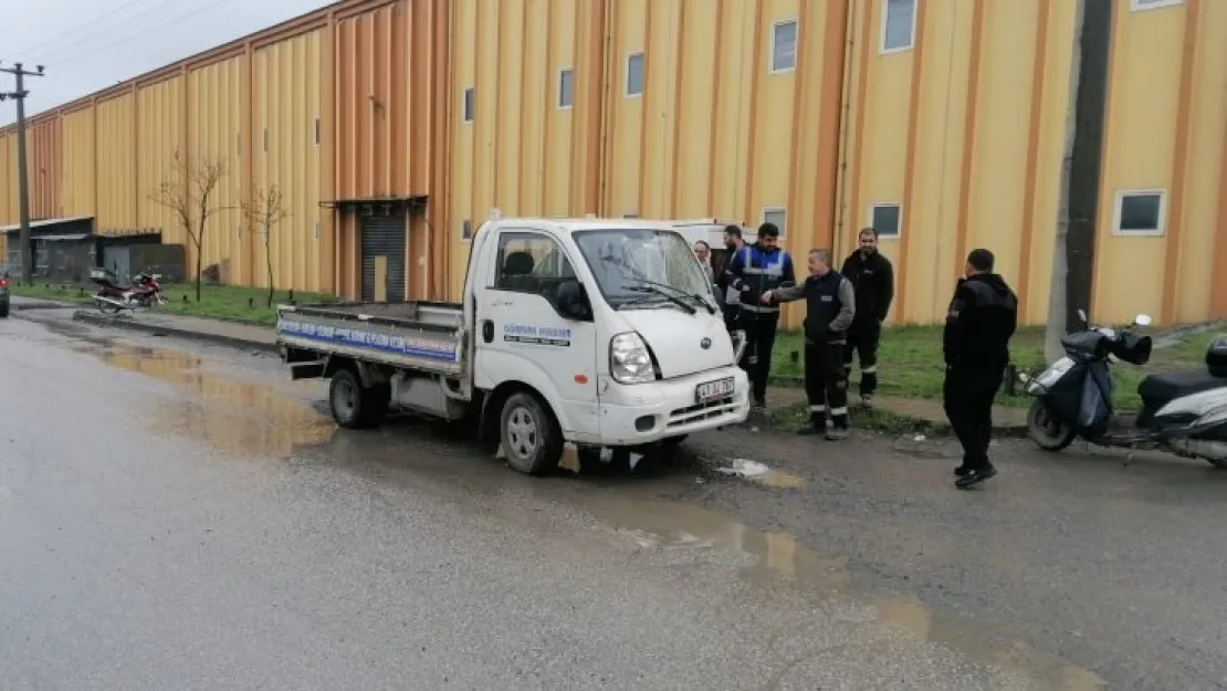 Kamyonet park halindeki tıra çarptı