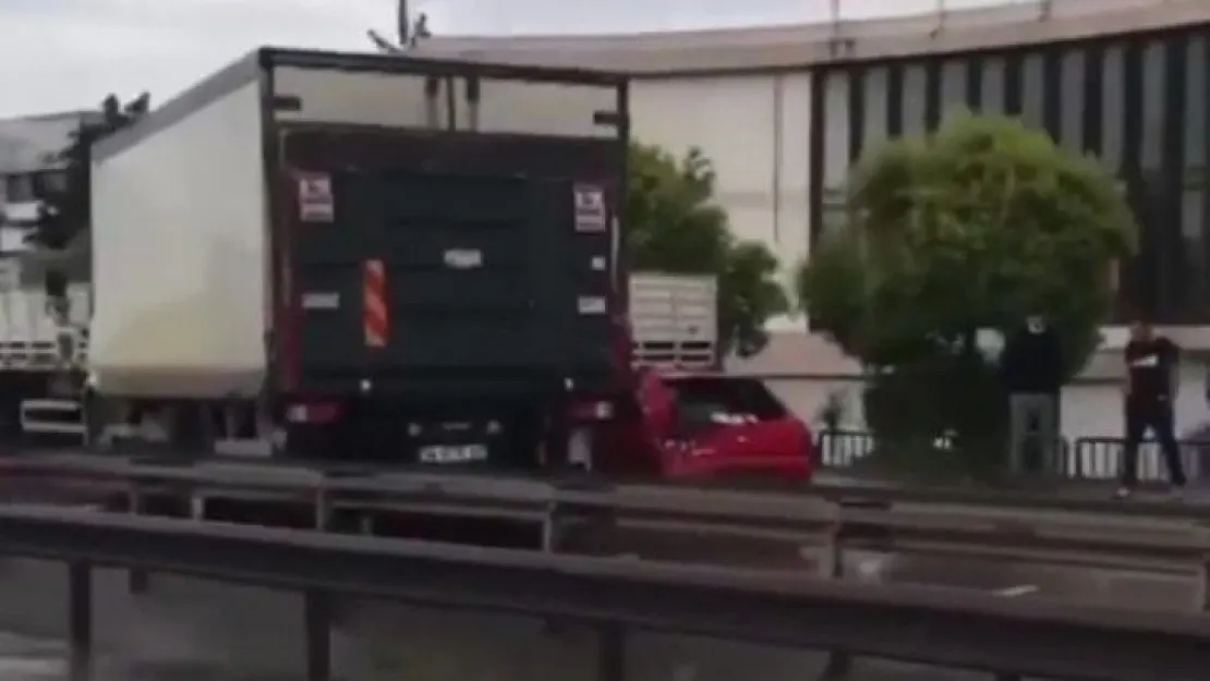 Kamyonun çarptığı otomobil tırın altına girdi: 3 yaralı!