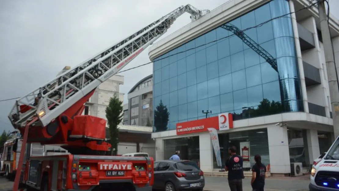Kan bağış merkezinin arşiv katında yandı!