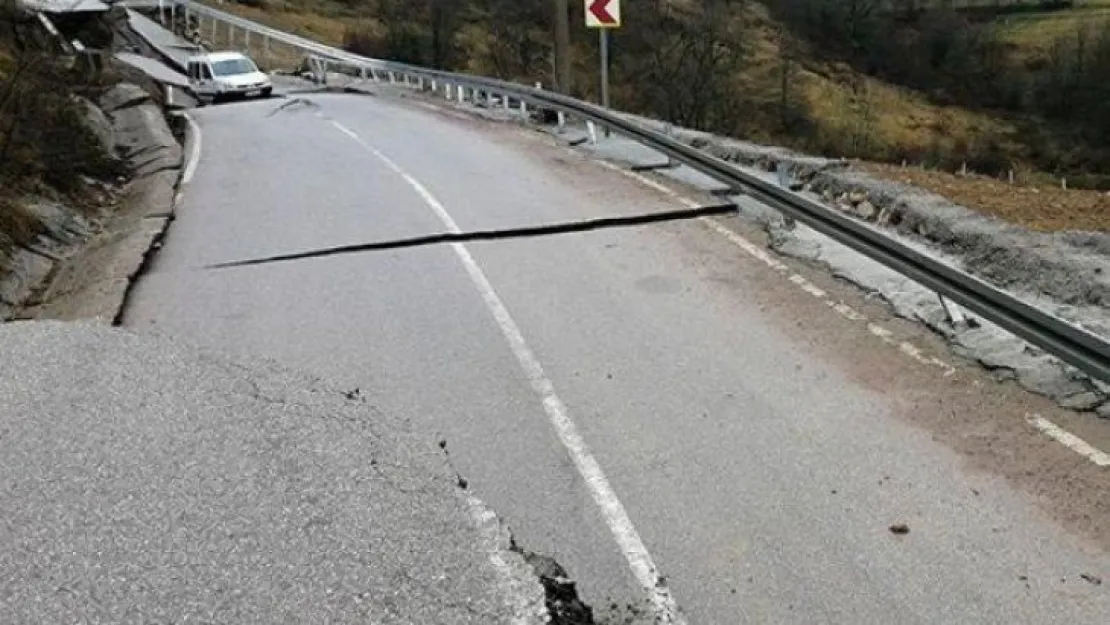 Kandıra'da yol ikiye ayrıldı!
