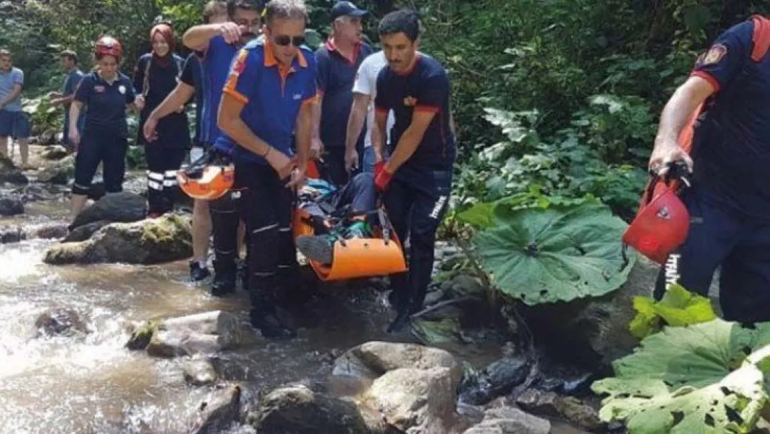 Kanyonda mahsur kalan yaralı 1 kilometre sedyeyle taşındı