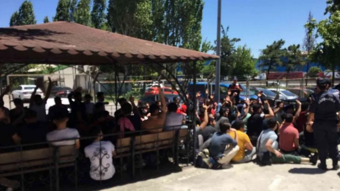 Kamyonette 103 kaçak göçmen yakalandı