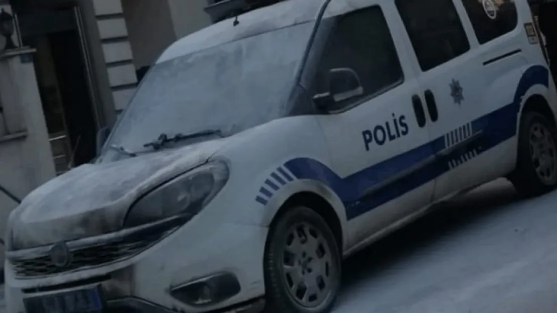 Karakolun önündeki polis otosunu yaktı