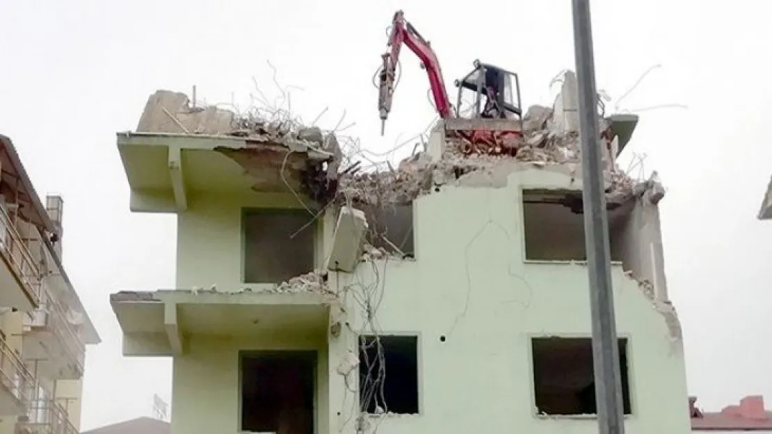 Karamürsel'de 5 katlı bir binanın çatısına 4 tonluk kepçe