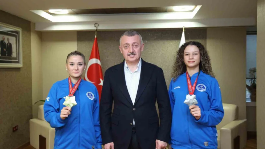 Karateci kız kardeşler şampiyon oldu