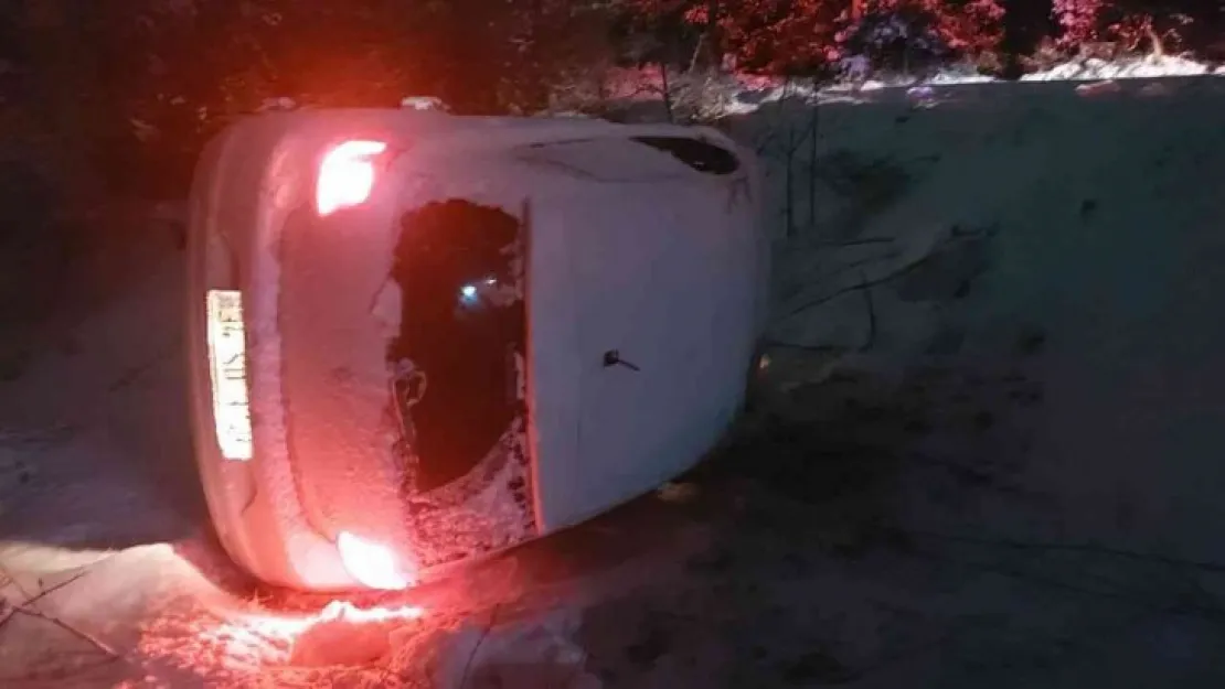 Karda kayan araç şarampole yuvarlandı: 4 yaralı