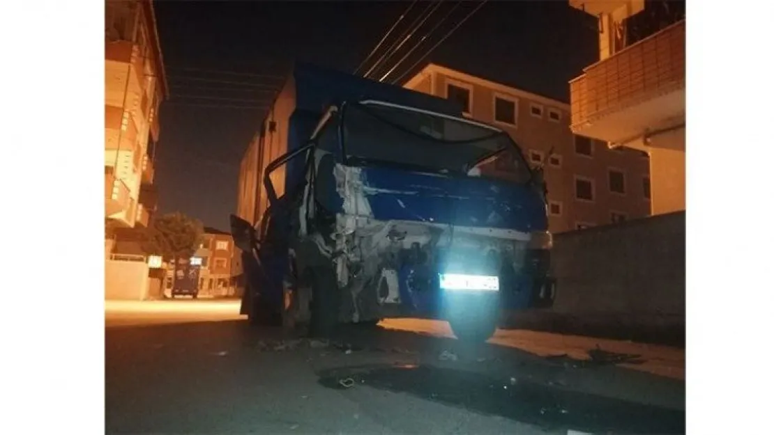 Kargo aracı Kocaeli' kaza yaptı: 2 yaralı!