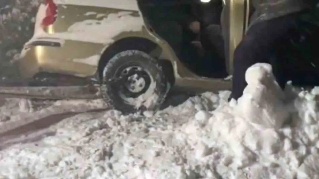 Karla kaplanan yayla yolunda otomobili ile mahsur kaldı