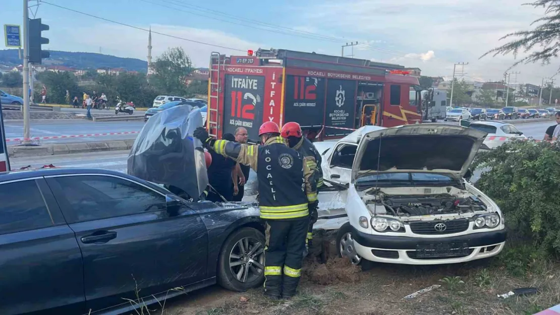 Kartepe'de iki otomobil çarpıştı: 3 yaralı