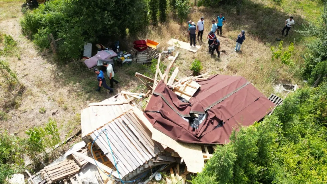 Kartepe'de kaçak bungalovlar yıkıldı