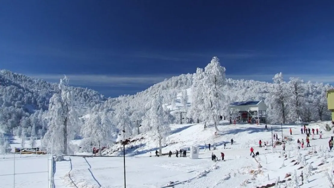 Kartepe'de kar 1.5 metreyi geçti 