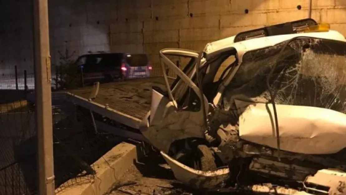 Kartepe'de otomobil yüklü çekici okulun bahçesine uçtu!