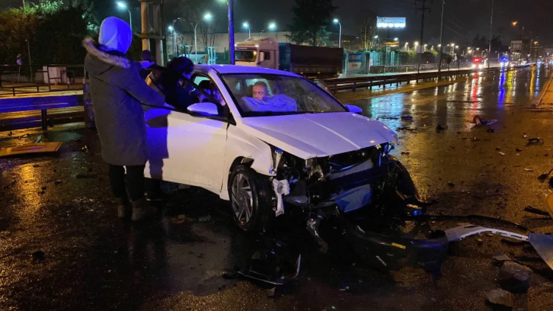 Kartepe'de otomobiliyle beton bariyerlere çarptı