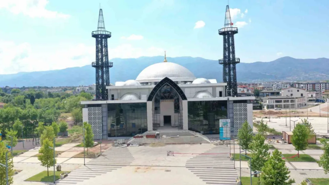 Kartepe Kent Meydanı Camii'nde hummalı çalışma