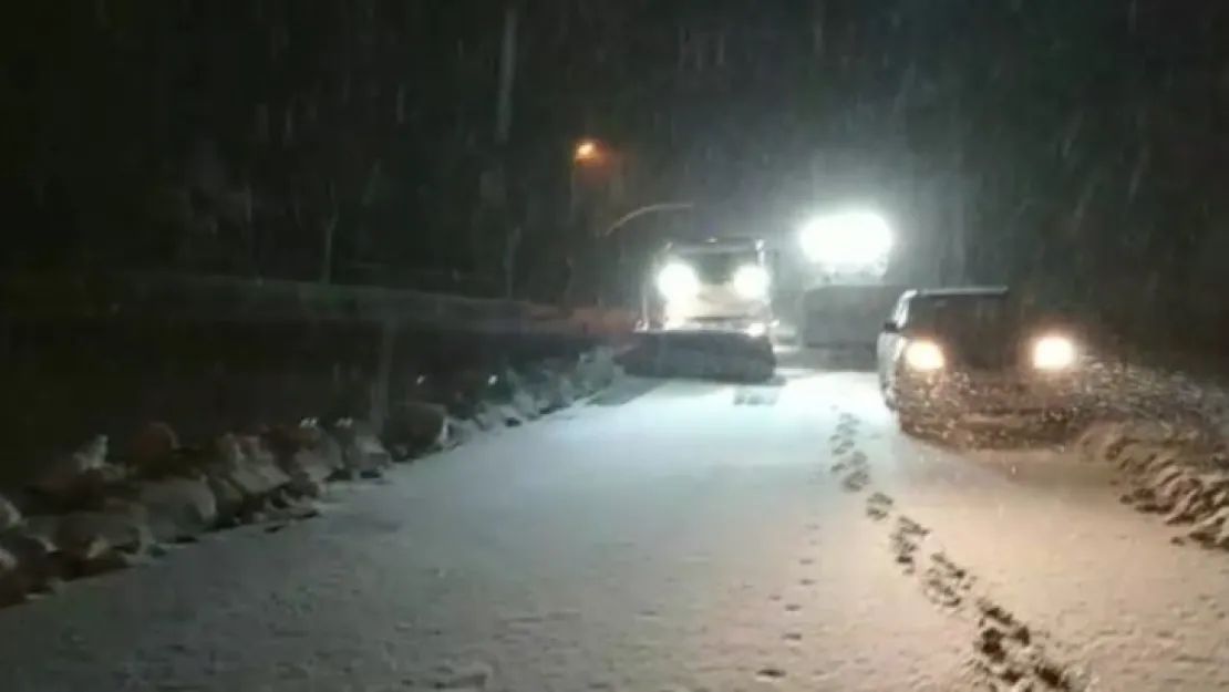 Kartepe'ye lapa lapa kar yağdı
