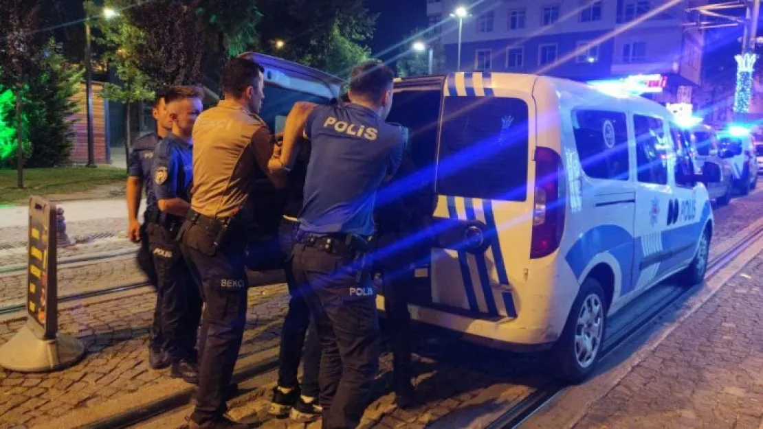 Kavgayı ayıran bekçilere bıçak çekildi, ortalık karıştı