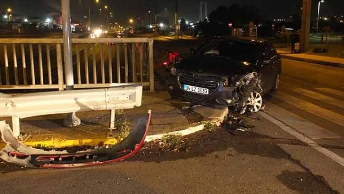 Kavşakta 2 otomobil çarpıştı: 3 yaralı